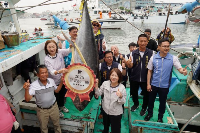 屏東第一鮪拍賣總價201萬4000元，為屏東黑鮪魚季揭開序幕